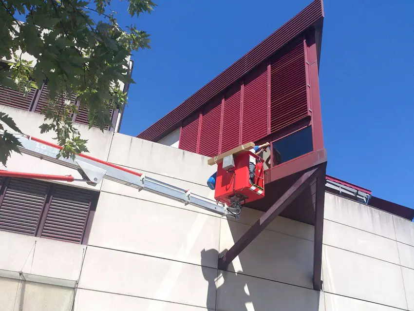 Comment poser soi-même un film anti chaleur sur un velux ?