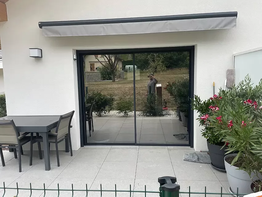 Comment poser un film de protection sur une vitre ?