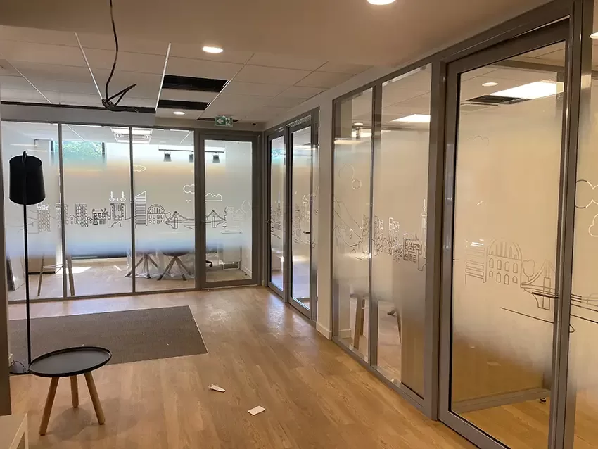 Vitrophanie bureaux : design, branding et confidentialité